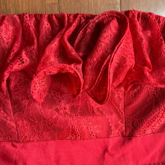 Pearl‎ Scarlet Ruffled Dress - Picture 2 of 12